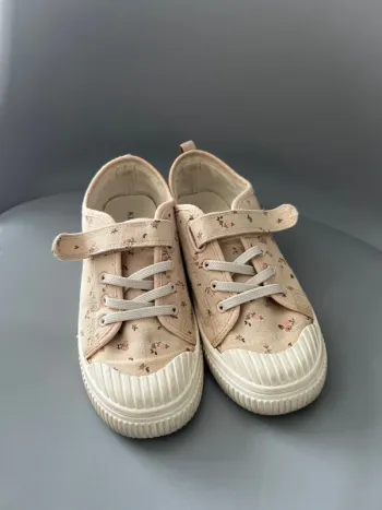 Tennis fille Kiabi taille 34 fleuries