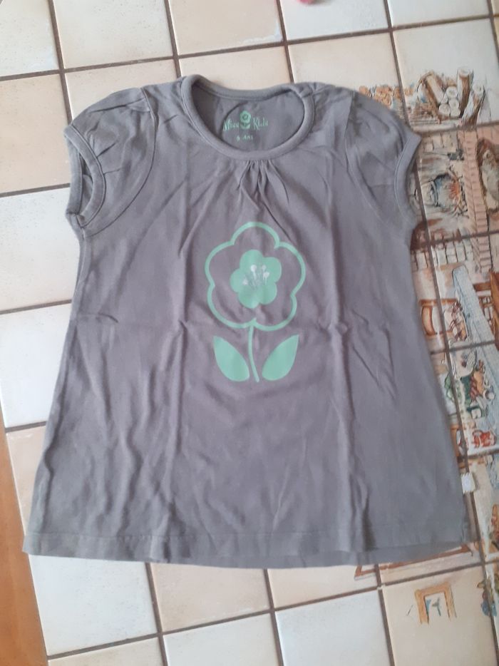 Tee-shirt kaki motif double fleurs vert pistache