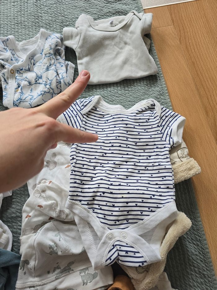 Vêtements lot garçon ou mixte 50-56 0-1mois toutes marques - photo numéro 2