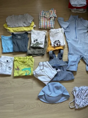 Lot 16 vêtements été 12 mois