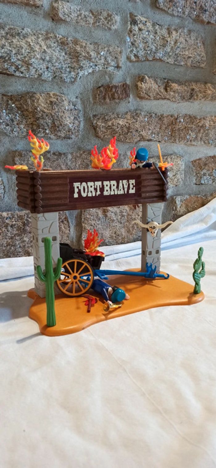 Entrée de fort avec nordistes attaqués playmobil - photo numéro 2
