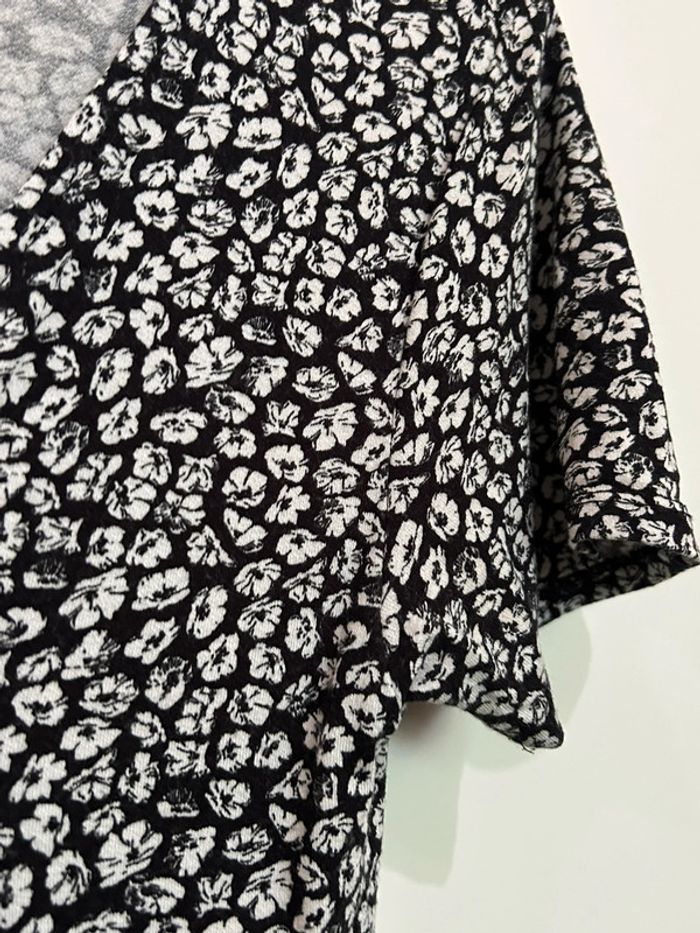 671 – robe fluide à manches courtes, col v et taille cintrée noire et fleurie blanche Pull&Bear - photo numéro 5