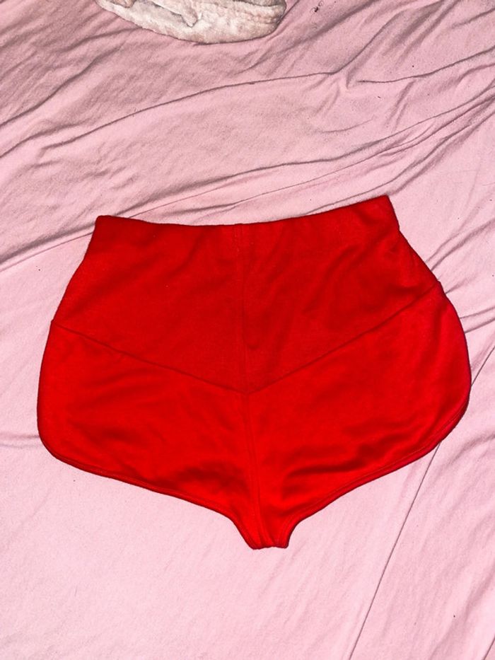 Short rouge - photo numéro 3