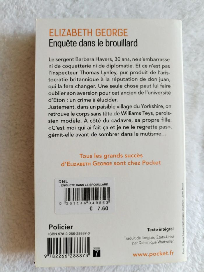 Livre poche Enquête dans le brouillard de Elizabeth George - photo numéro 2