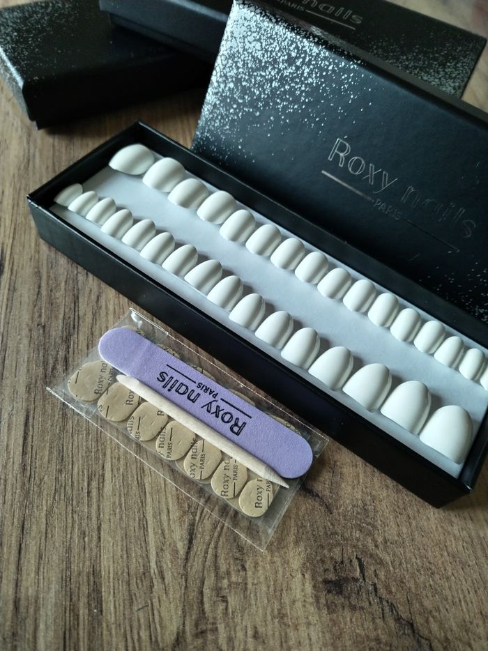 Press on nails Roxy nails