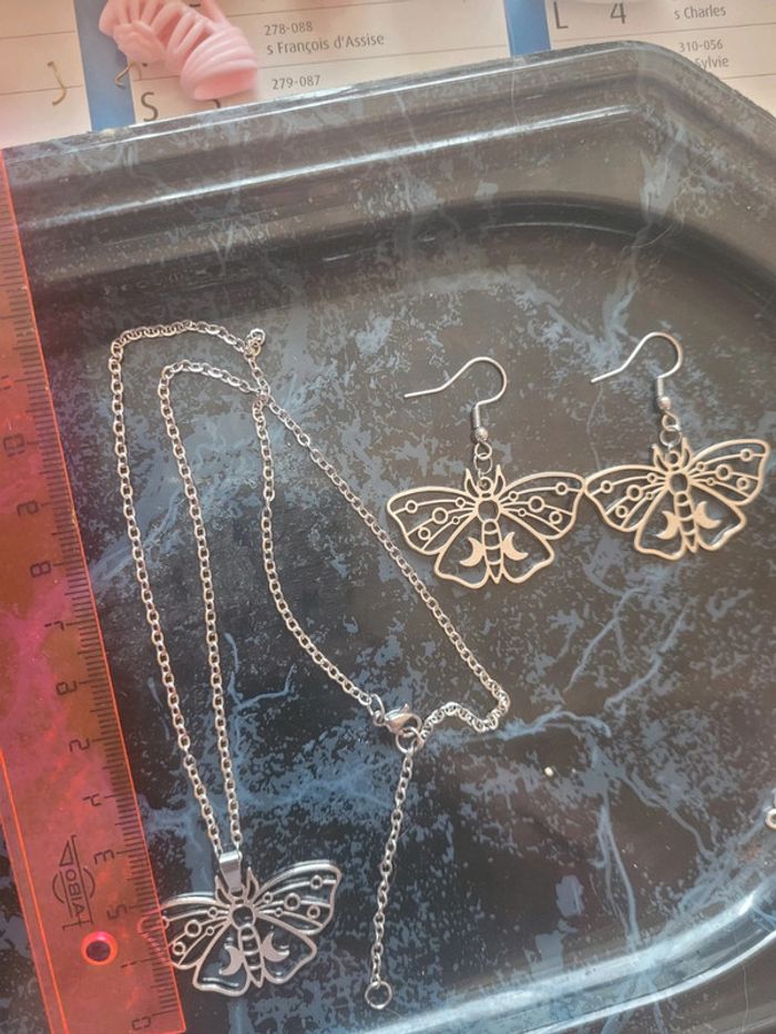 Ensemble chaine, pendentif et boucles d oreilles en acier inoxydable.