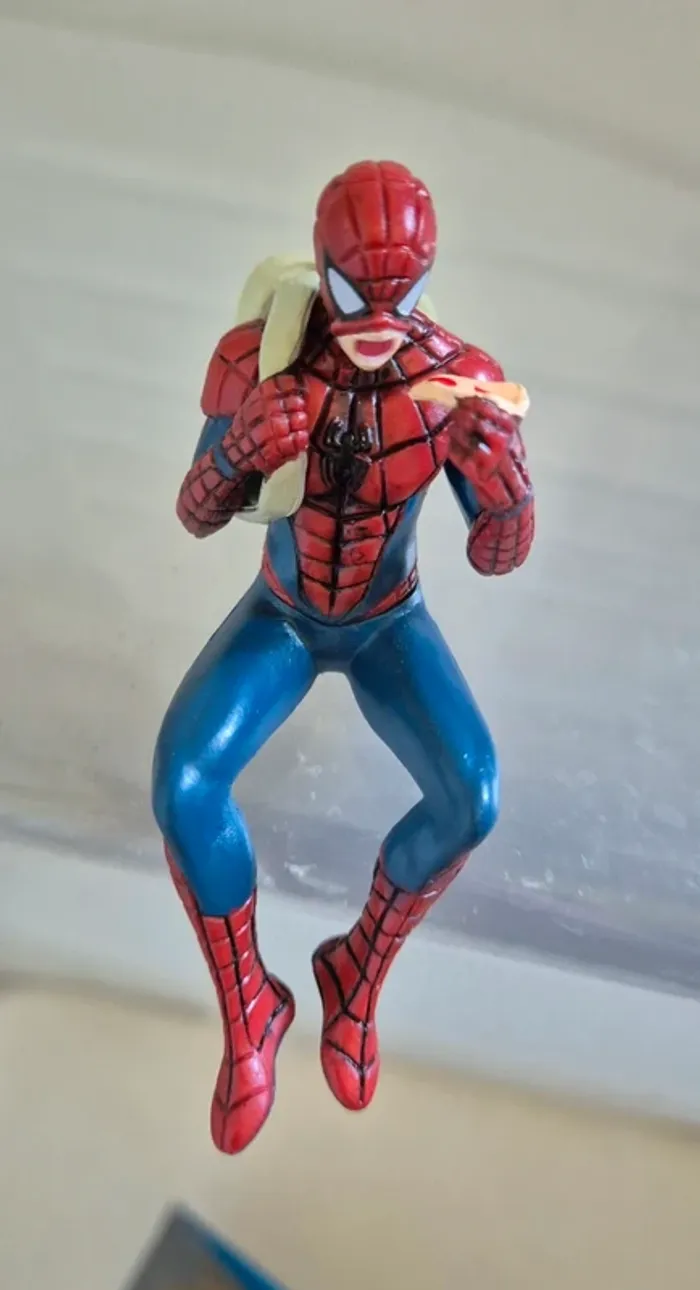 Figurine Spiderman qui mange une pizza 🍕. - photo numéro 5