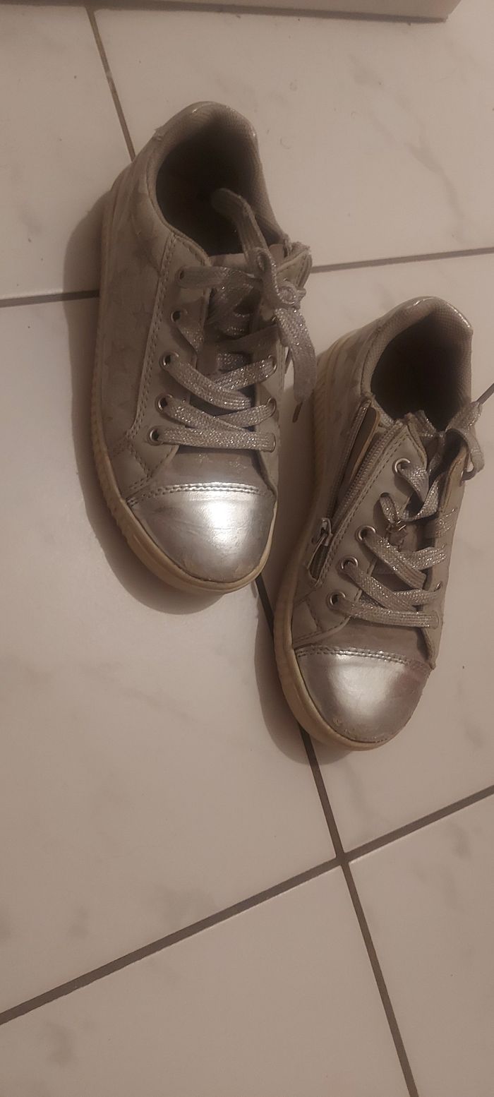 Baskettes gris étoiles taille 33