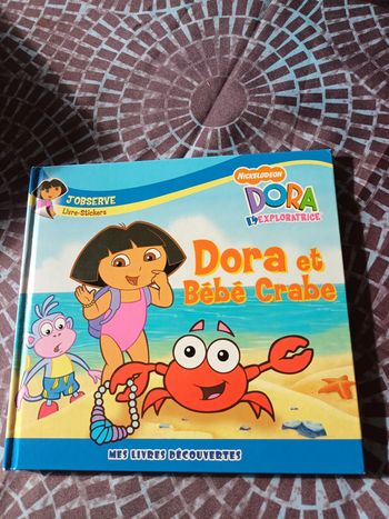 livre dora et bebe crabe