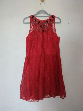 Robe dentelle sertie