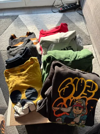 Lot de 36 vêtement en  5 ans