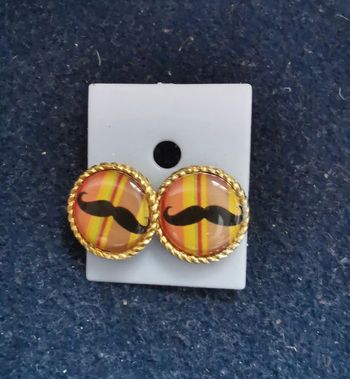 Petites boucles rondes moustaches