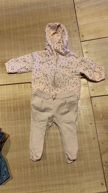 Ensemble veste à capuche et pantalon rose Gémo taille 12 mois en très bon état