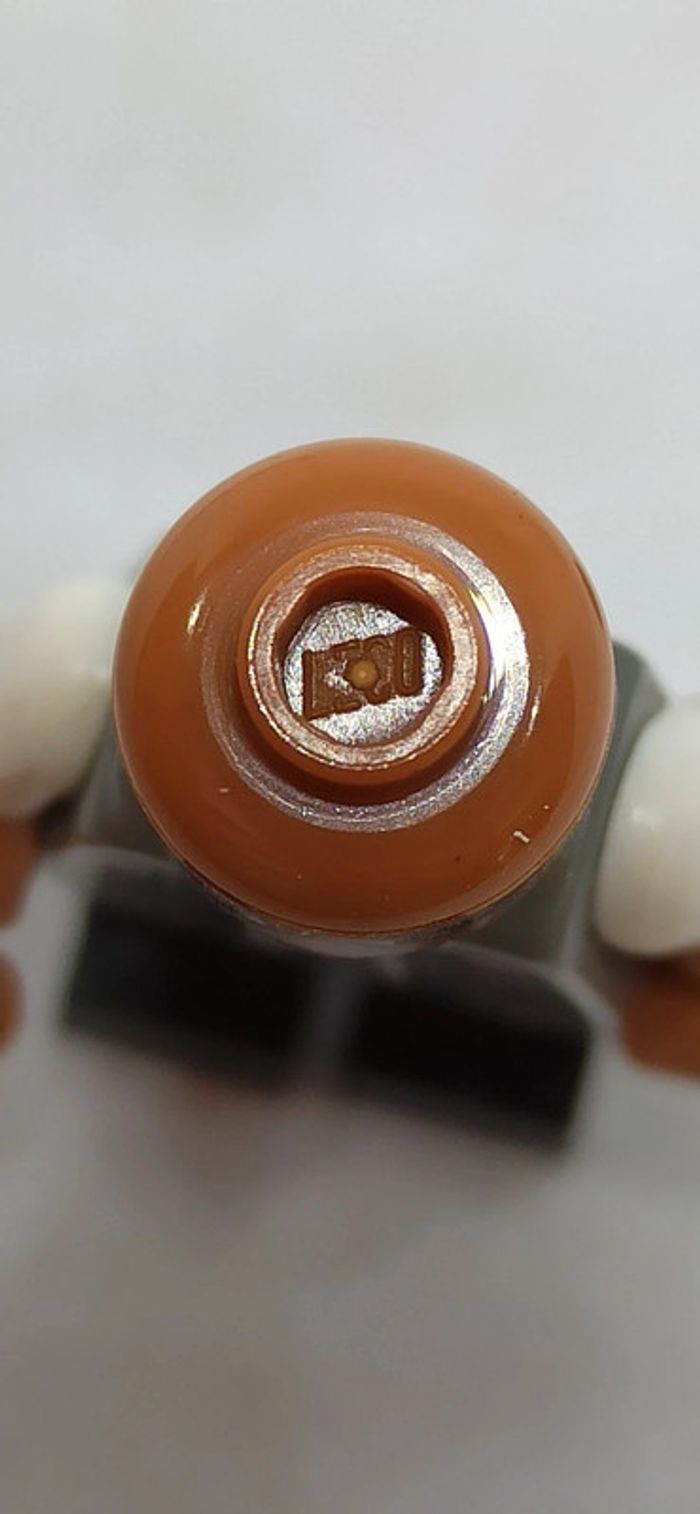 Homme avec cravate rouge lego - photo numéro 6