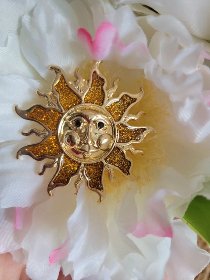 Broche soleil doré et sourant - photo numéro 5