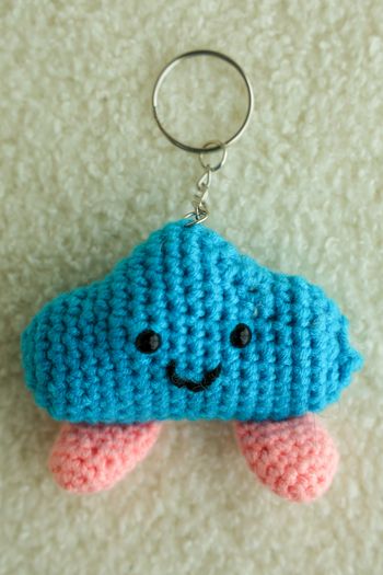 Porte clé nuages bleu et rose