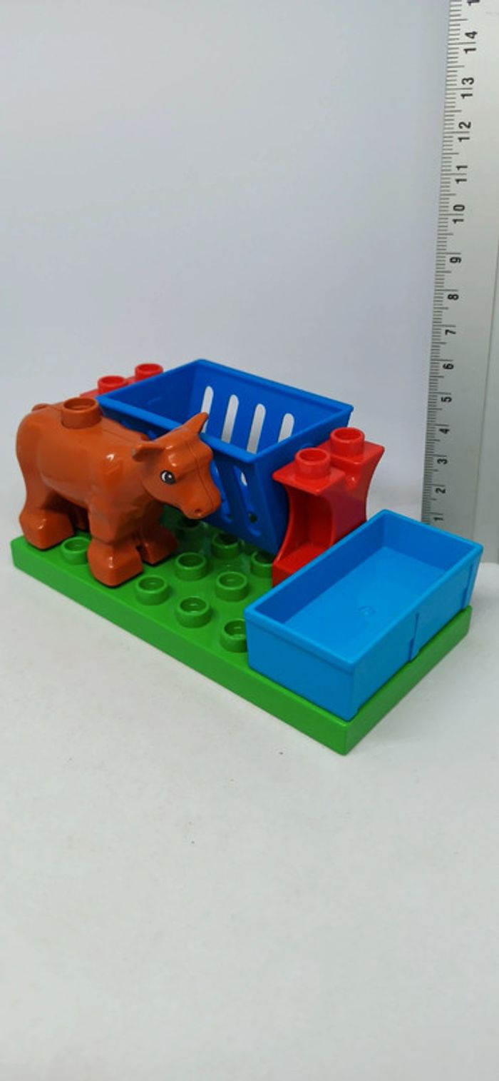 Vache marron sur plaque verte avec abreuvoir et râtelier lego duplo