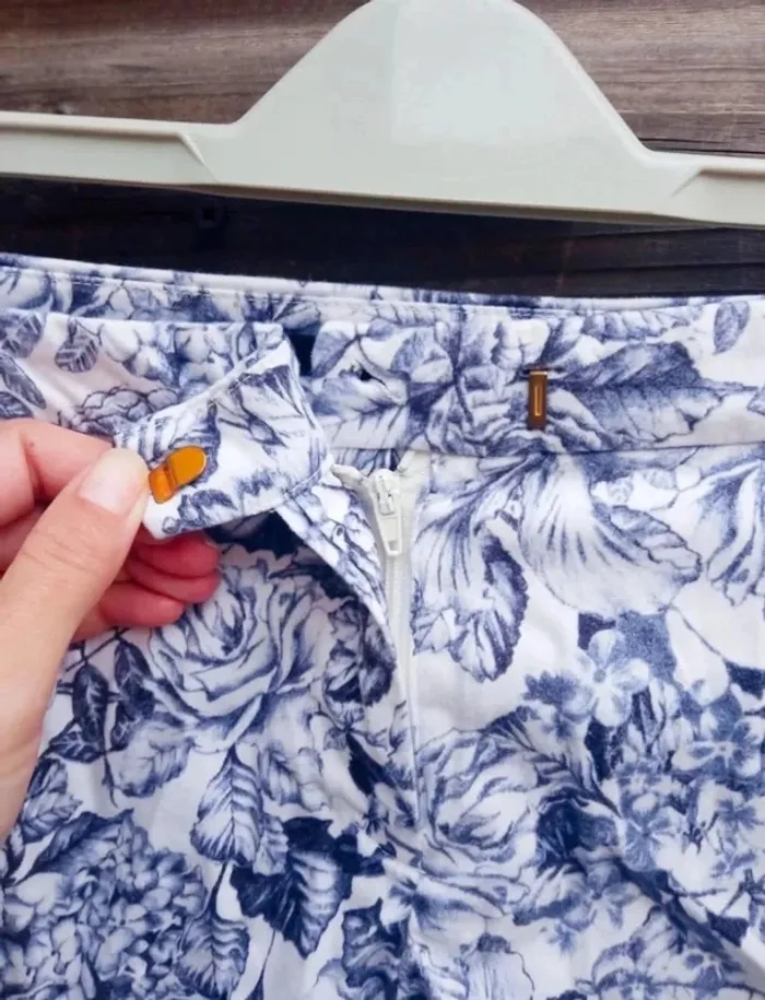 Short blanc et bleu fleuri H&M taille EUR S 36 - photo numéro 3