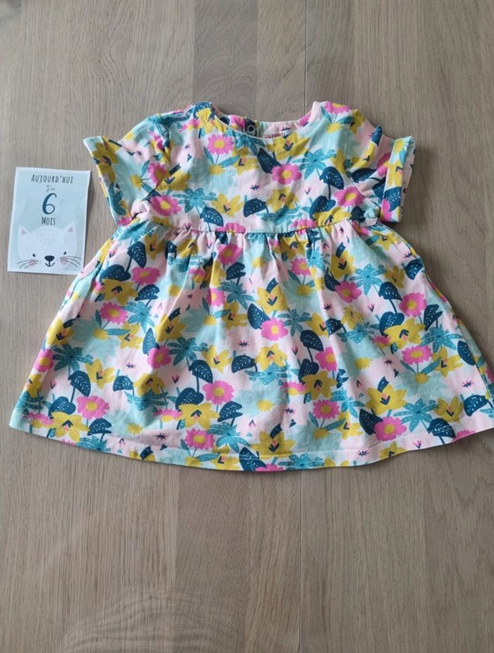 Robe fleurie très peu portée