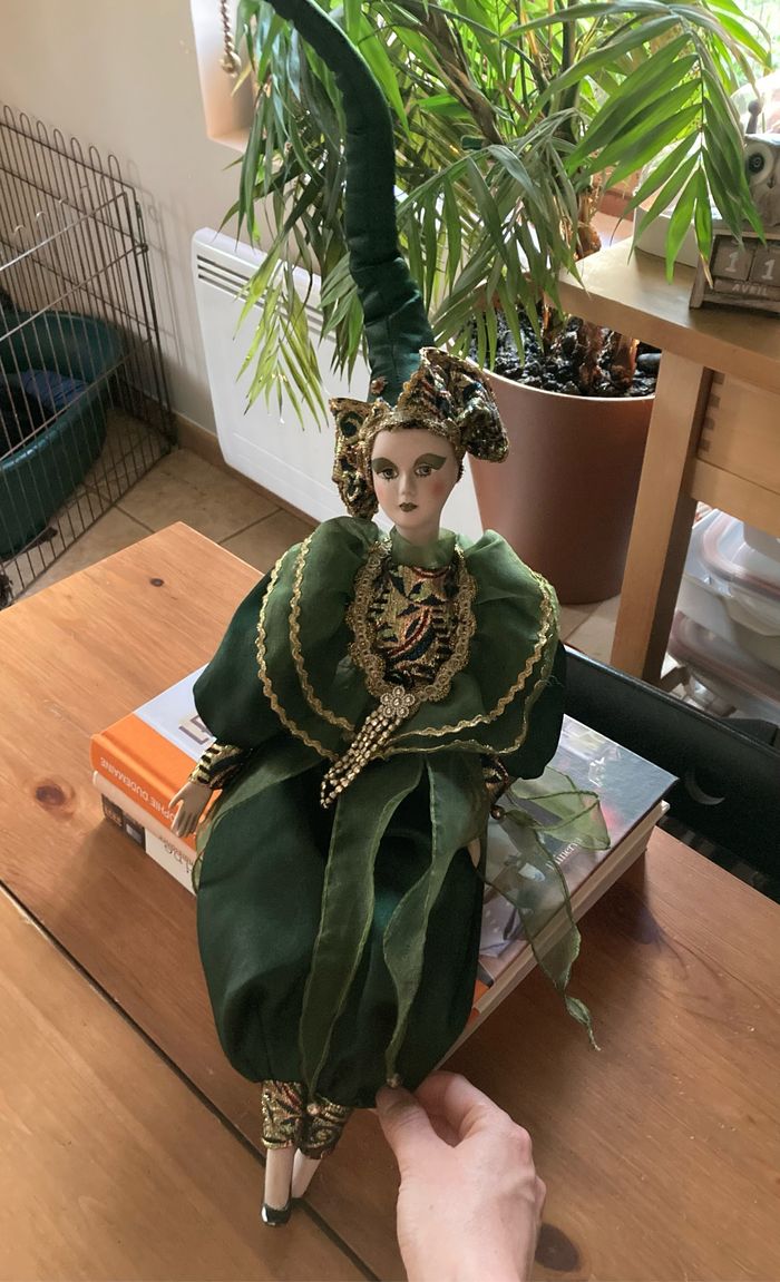 Poupée porcelaine