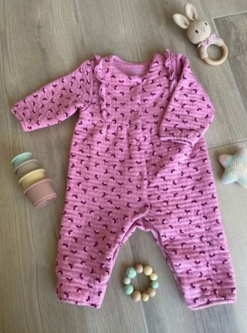 ​1 Magnifique Combinaison ouatinée rose à motifs (fleurs/feuilles), avec volants sur les épaules. Très chaude et confortable pour les sorties.