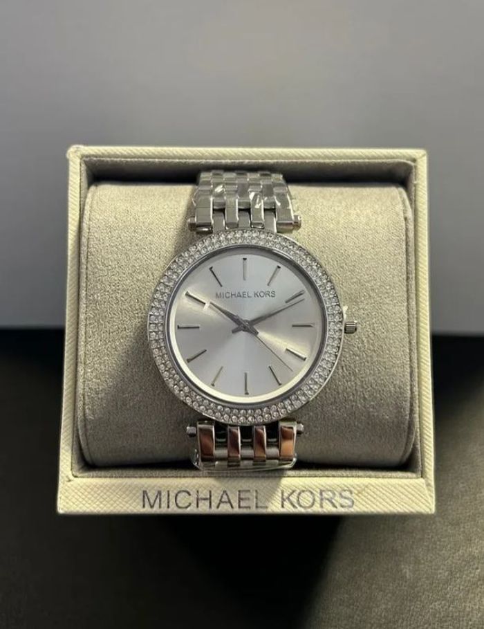 Montre Femme Michael Kors, en acier argenté avec cristaux. Neuve.