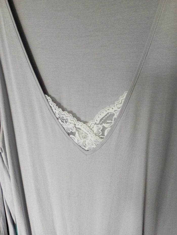 Tunique gris clair et dentelle blanche - photo numéro 2