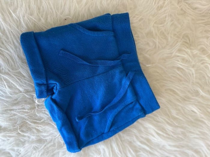 Short bleu