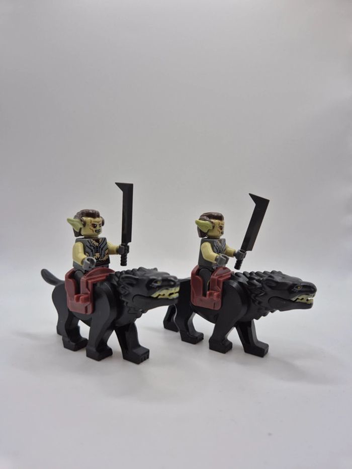 Figurines type lego 2 guerriers orcs sur wargs seigneur des anneaux