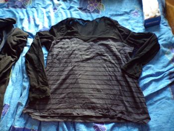 Tee-shirt noir et gris rayé T44