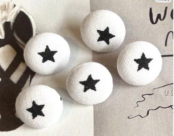 5 Petit Boutons en Tissu Etoile Noir Blanc Blanc cassé 1.65 cm