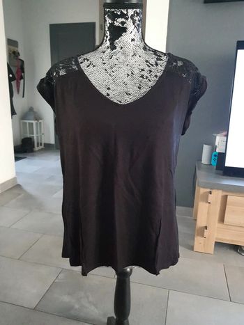T-shirt noir dentelles