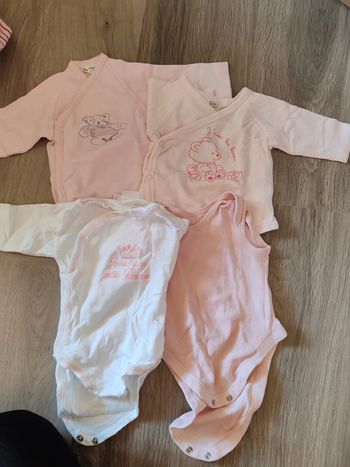 Lot de 4 bodies divers - 3mois