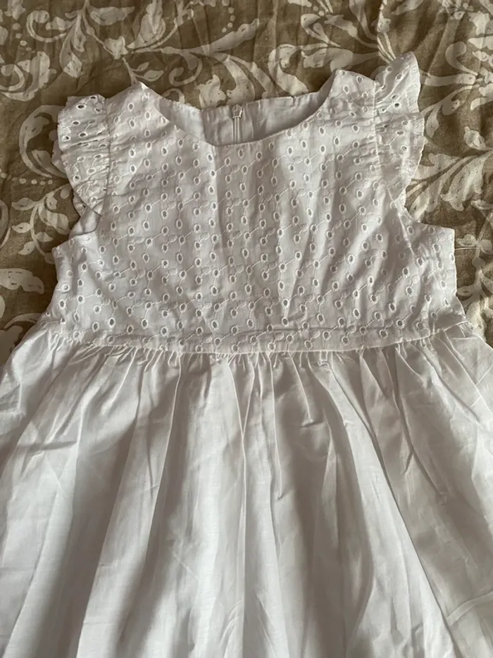 Robe blanche fille 6-7 ans - photo numéro 3