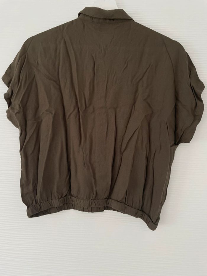 Blouse chemise t-shirt fluide avec boutons vert kaki uni simple basique à manches courtes crop-top - photo numéro 4