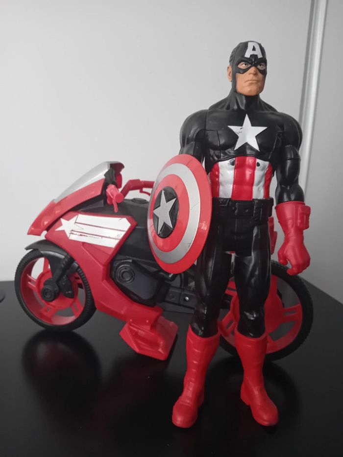 Lot personnage marvel 30cm plus sa grande moto tbe