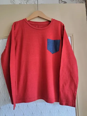 T-shirt garçon rouge et bleu 8-10 ans étiquette coupée influx tbe petit prix