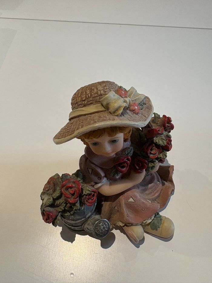 Figurine de décoration petite fille avec des fleurs - photo numéro 3