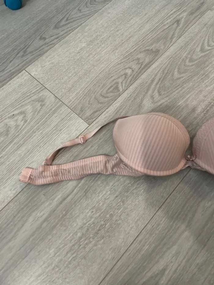Soutien gorge rose - photo numéro 2