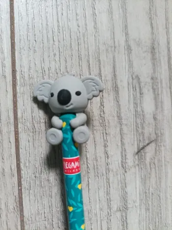 Adorable crayon à papier avec koala accroché neuf