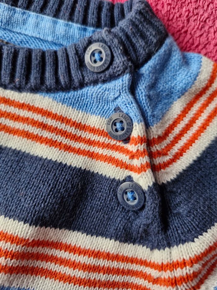 Très beaux pull raué et gilet boutonné - photo numéro 2