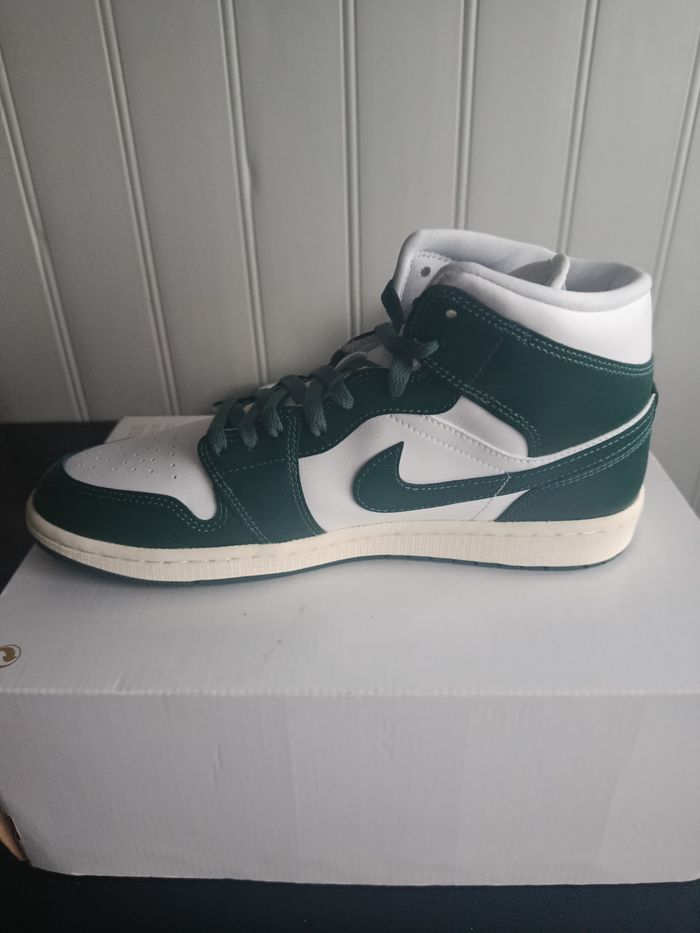 Air Jordan 1 MID Authentique 
Neuf - photo numéro 5