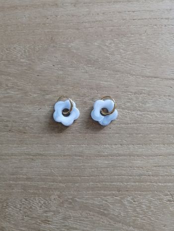 Boucles d'oreilles anneaux dorés en acier inoxydable avec grosse fleur bleue claire neuves