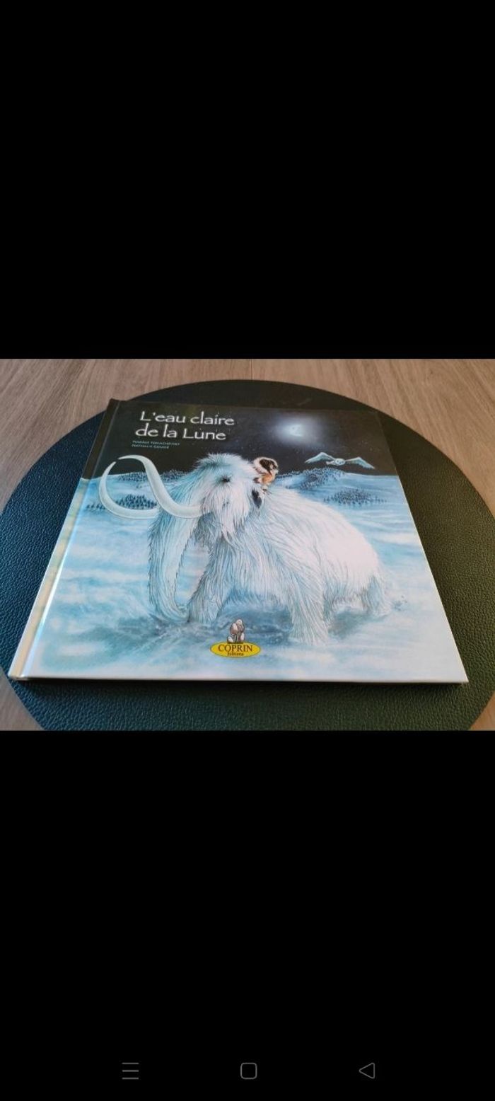 Livre L'eau claire de la lune