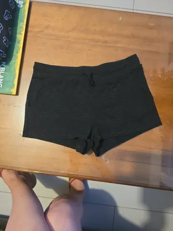 Short fille