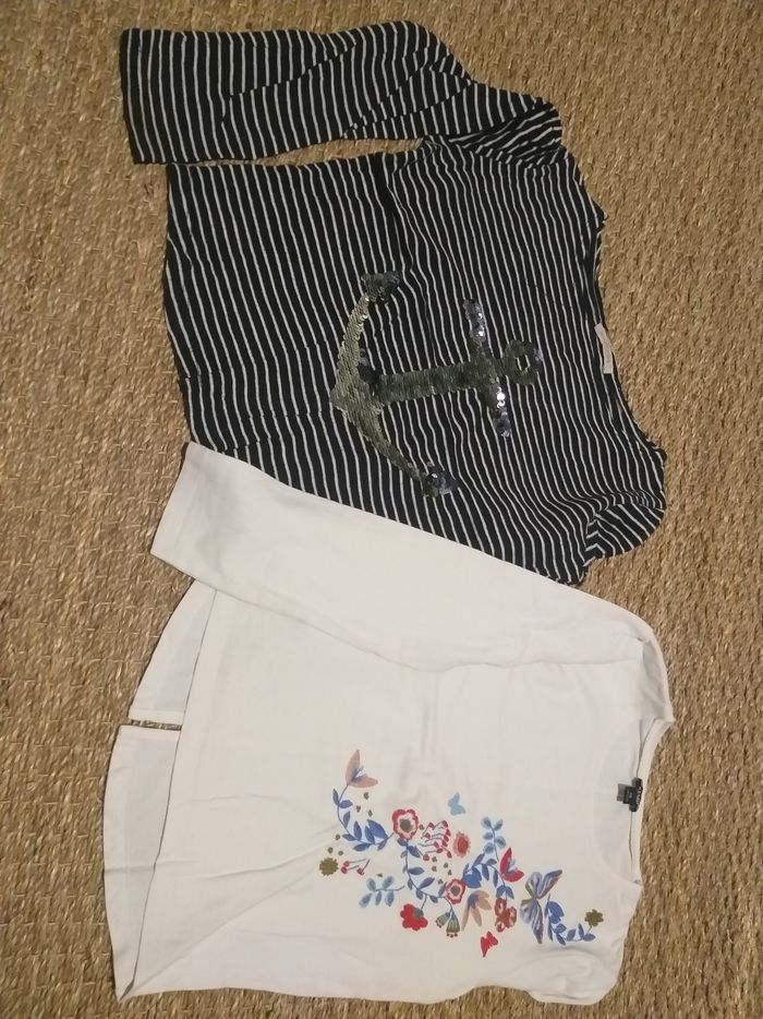Lot 2 t-shirt manches longues Monoprix marine et kiabi fleuri 8 ans