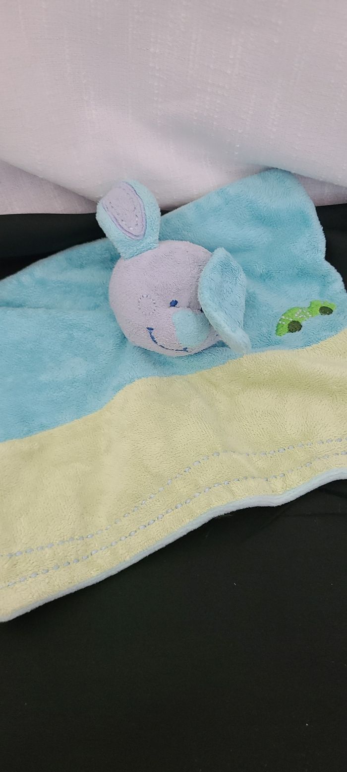 TEX DOUDOU LAPIN PLAT TURQUOISE VERT VOITURE BRODERIE - photo numéro 3