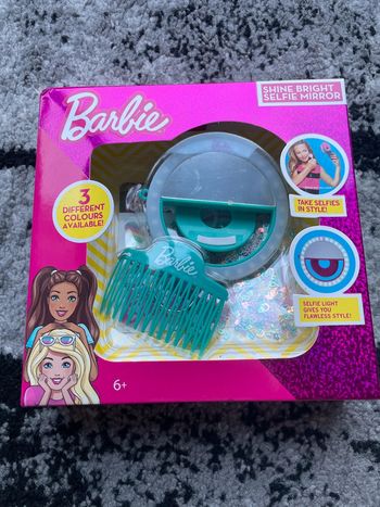 Coffret Barbie contenant un miroir selfie,  des stickers, 1 barette