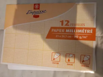Lot de feuilles millimétrées et des feuilles de papier calque