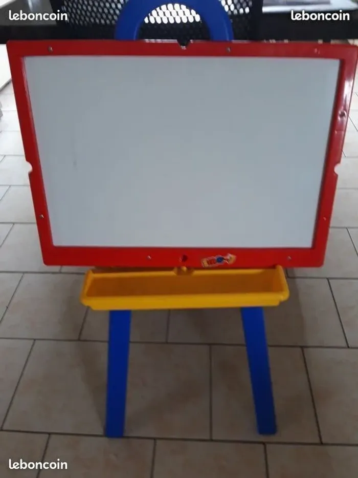 seconde main Tableau pour enfants debout. Smoby - photo numéro 2